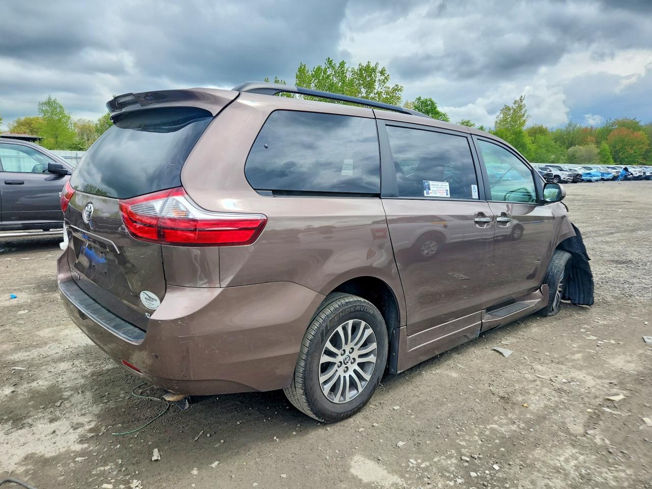 Toyota Sienna Xle 8-passenger