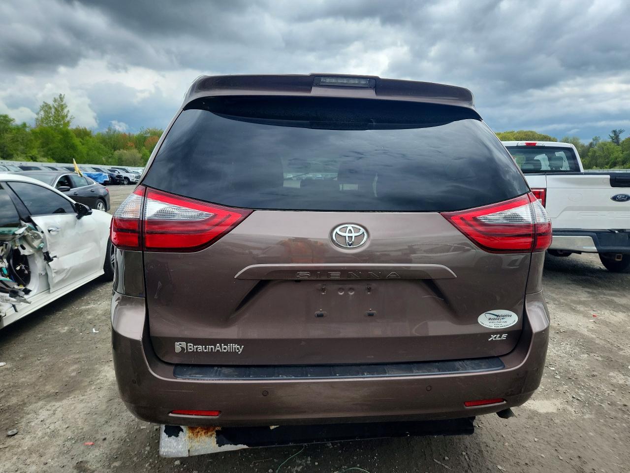 Toyota Sienna Xle 8-passenger