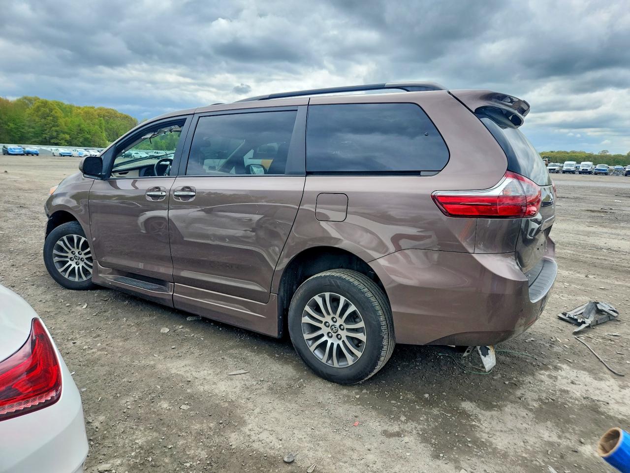 Toyota Sienna Xle 8-passenger