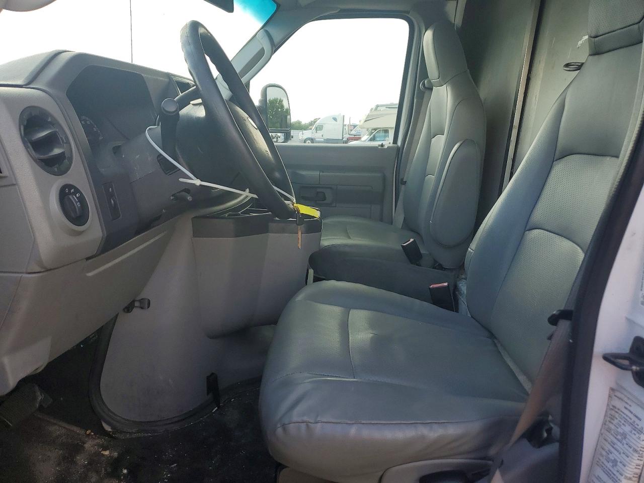 Ford Econoline E350 Super Duty Cutaway Van