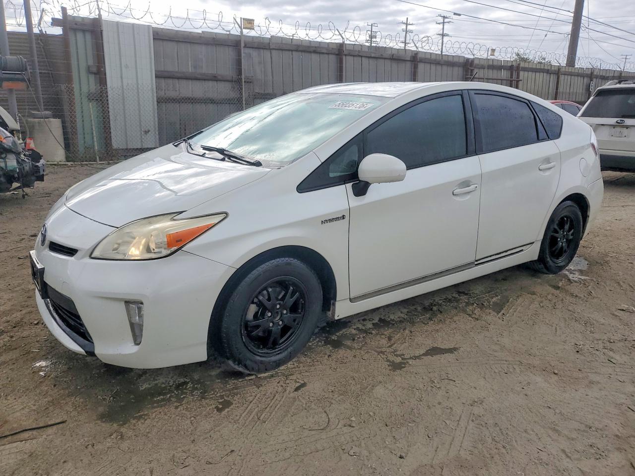 Salvage Toyota Prius Image