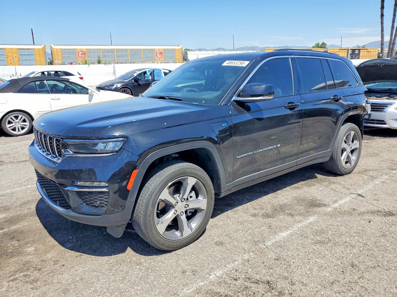 Salvage Jeep Cherokee Image