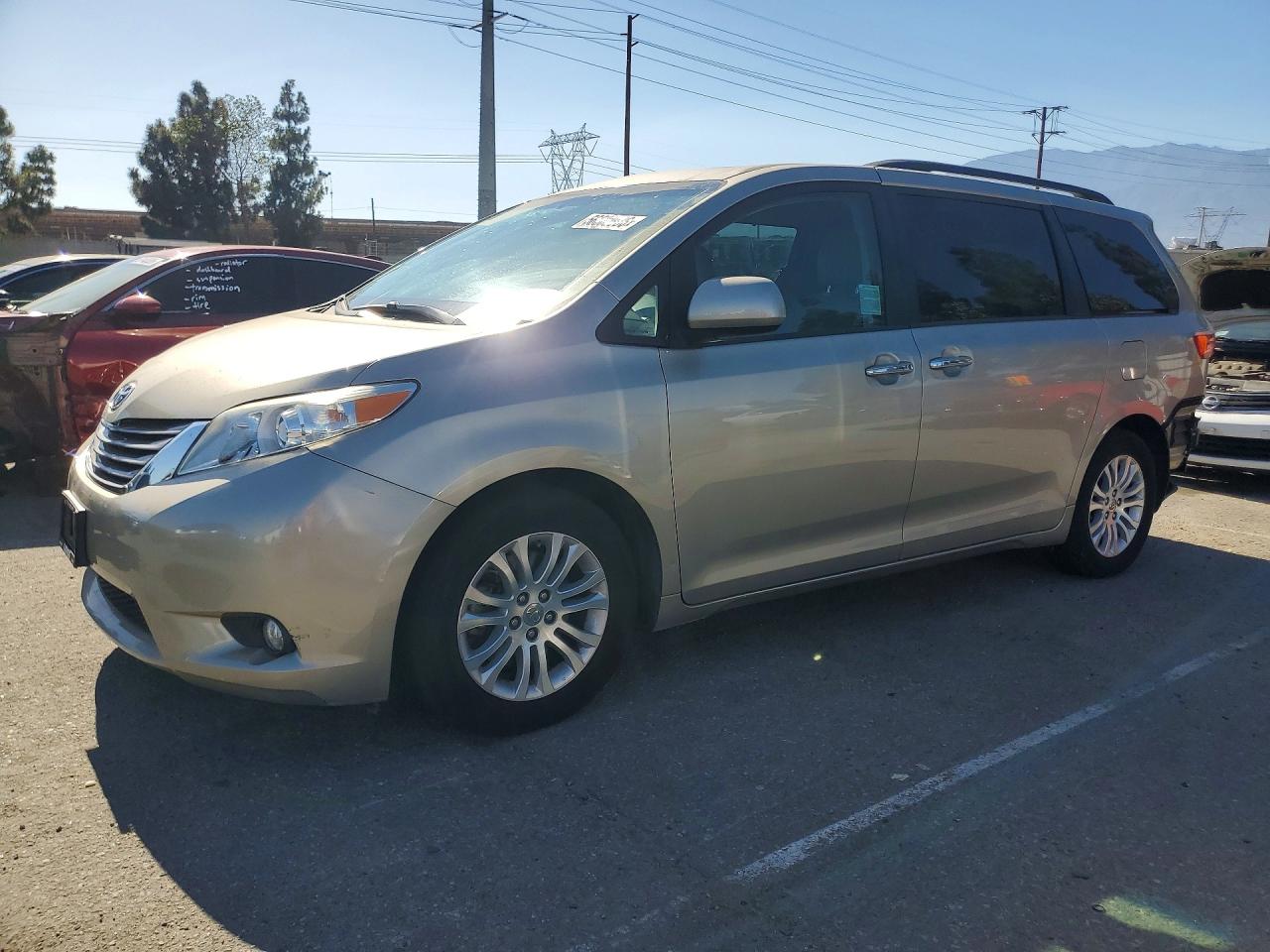 Salvage Toyota Sienna Image