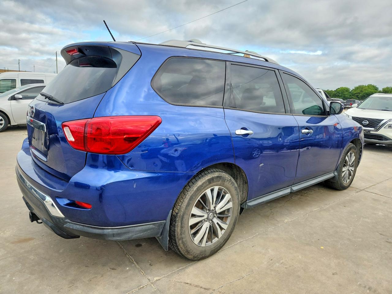 Nissan Pathfinder S