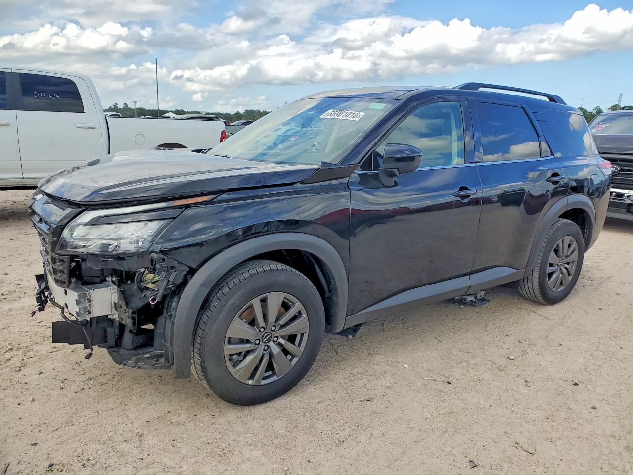 Salvage Nissan Pathfinder Image