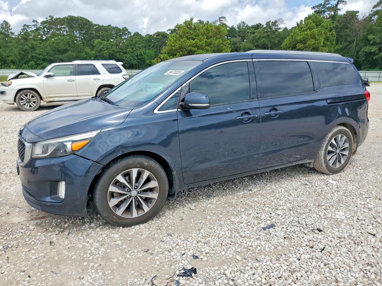Salvage Kia Sedona Image
