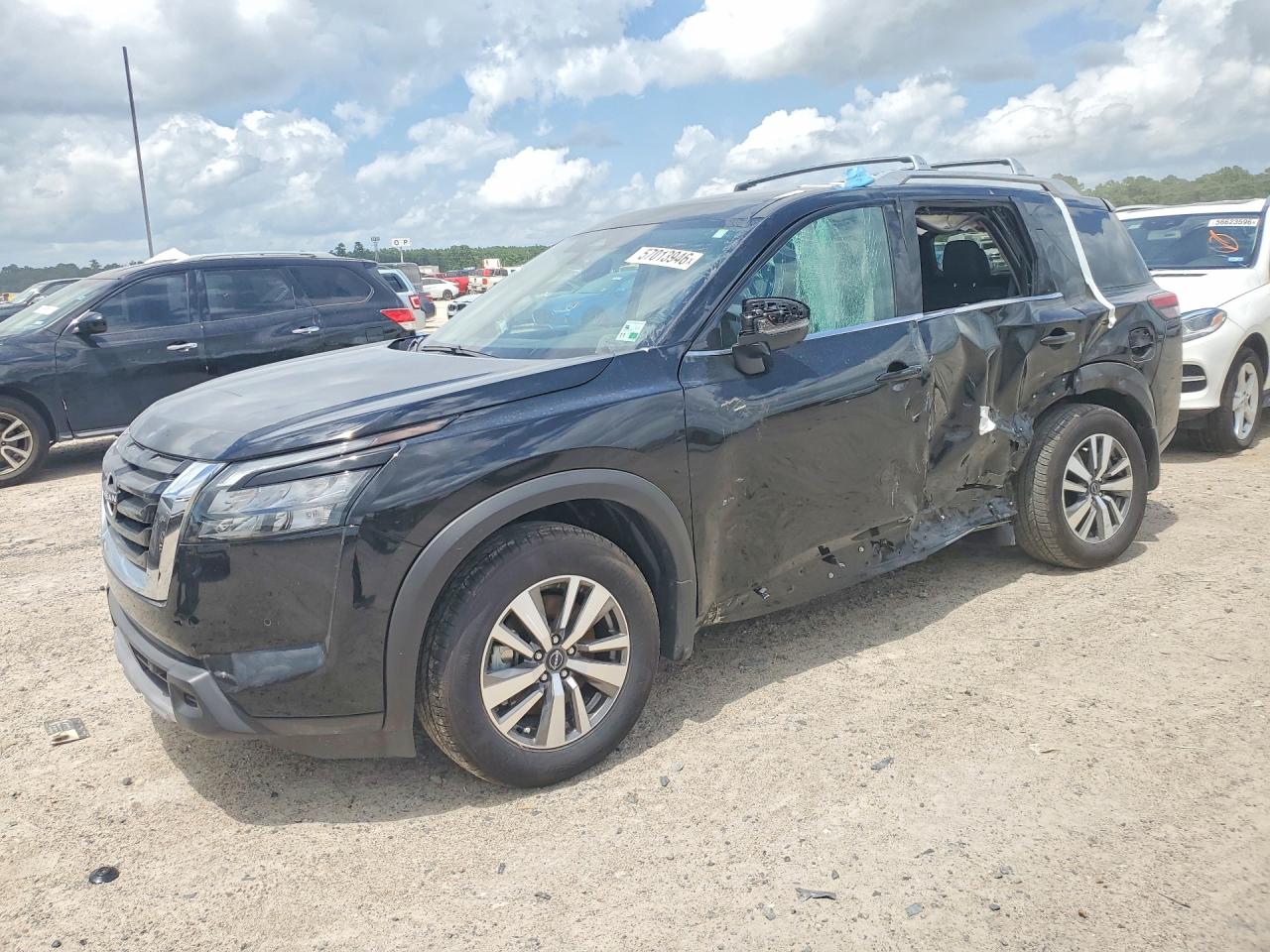 Salvage Nissan Pathfinder Image