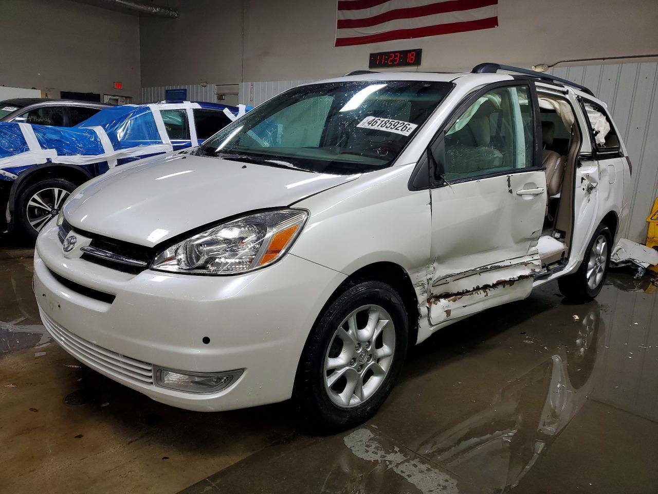 Salvage Toyota Sienna Image