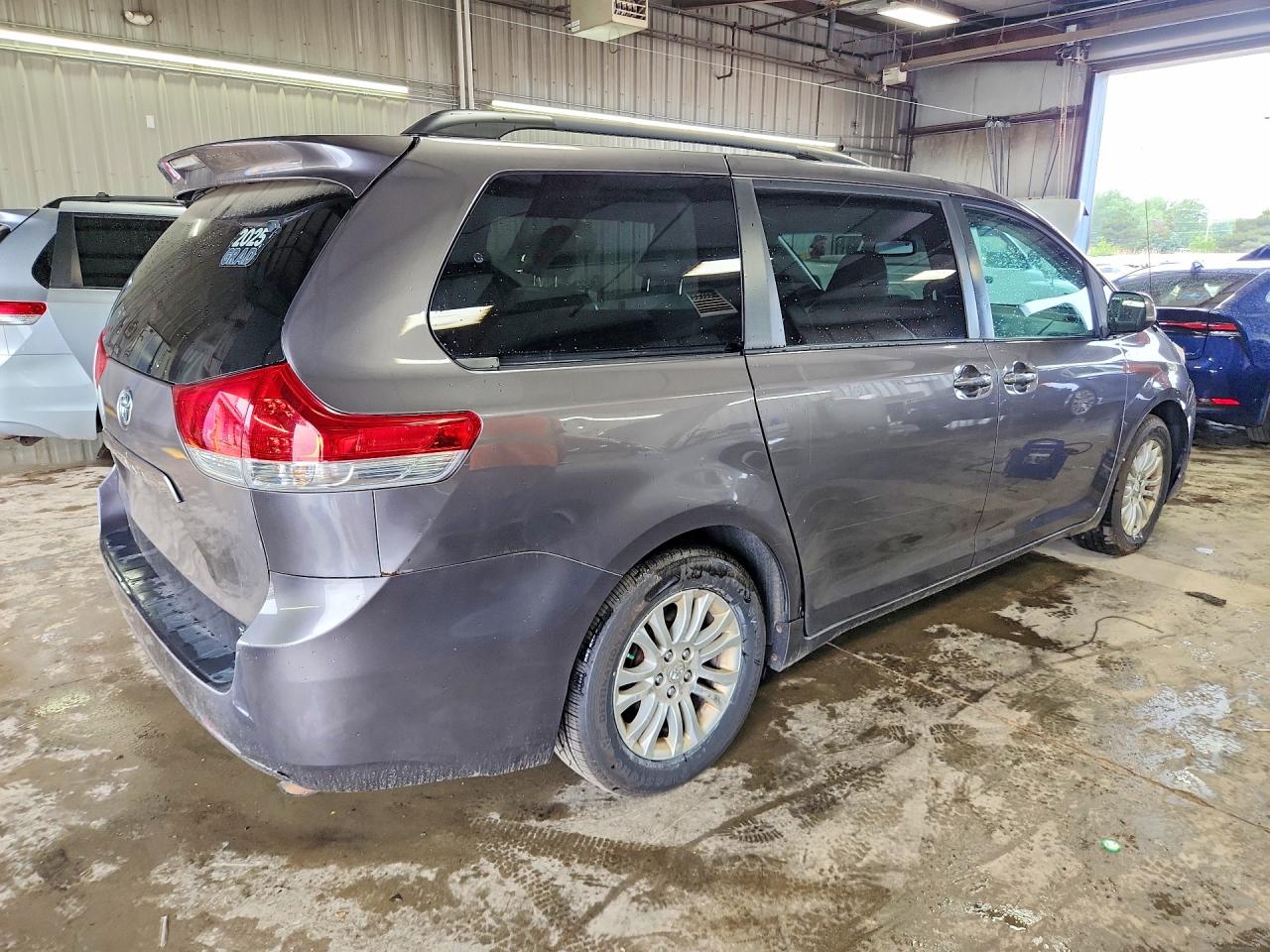 Toyota Sienna Xle 8-passenger