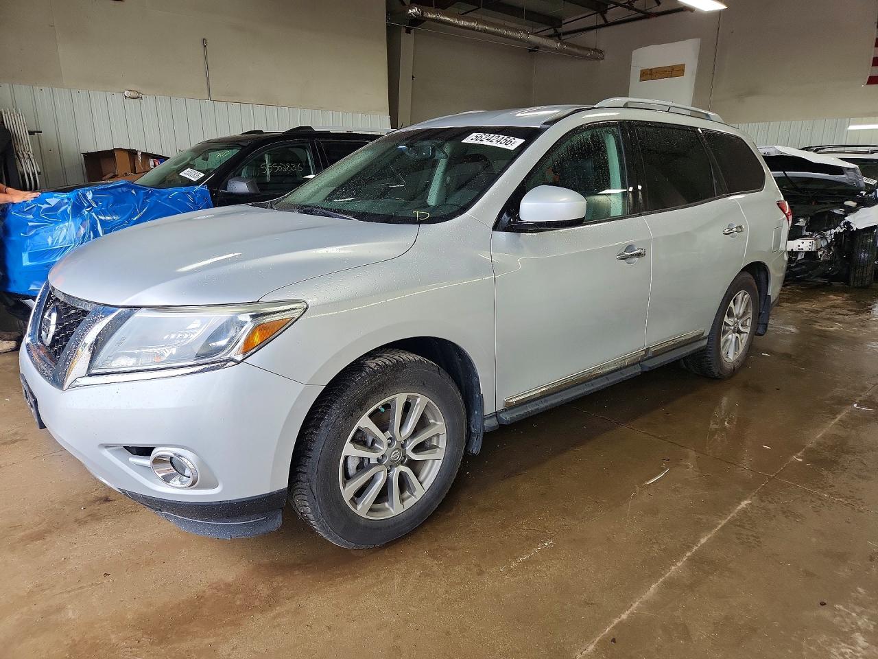 Salvage Nissan Pathfinder Image