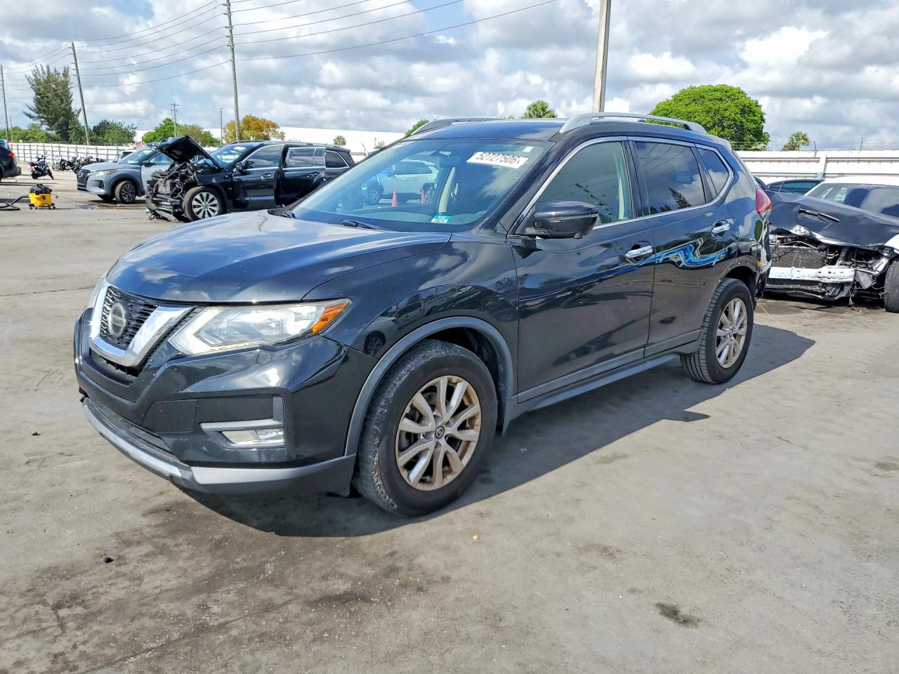 Salvage Nissan Rogue Image