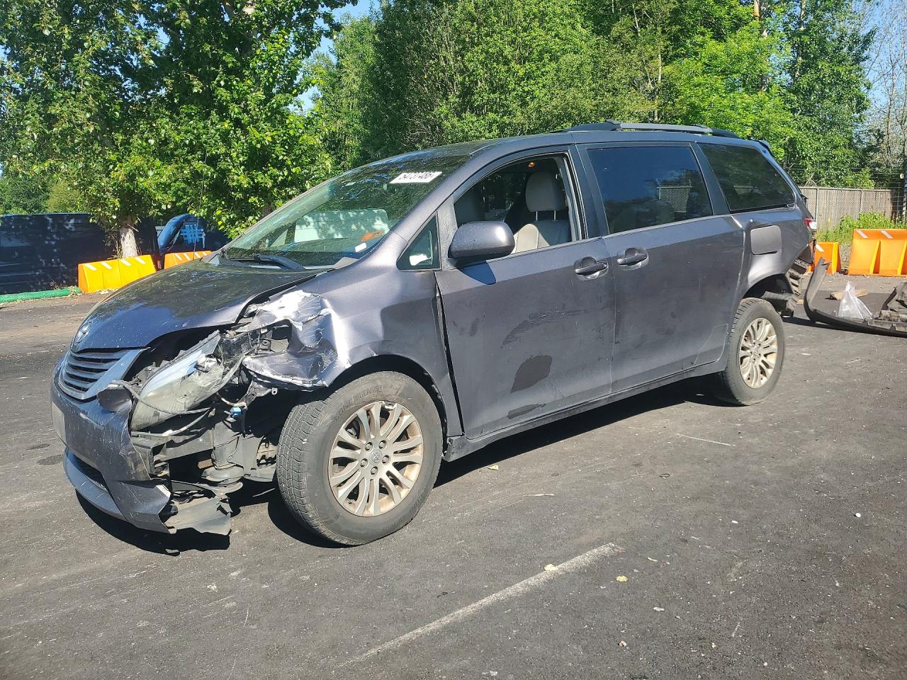 Salvage Toyota Sienna Image