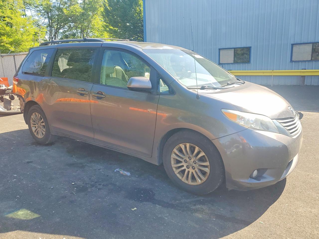 Toyota Sienna Xle 8-passenger