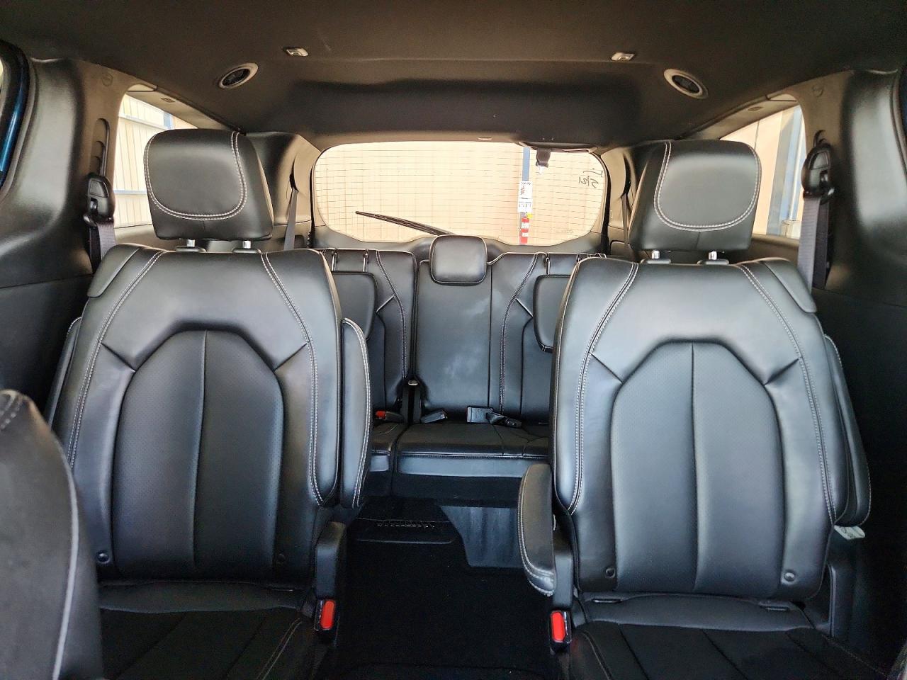 Chrysler Pacifica Select