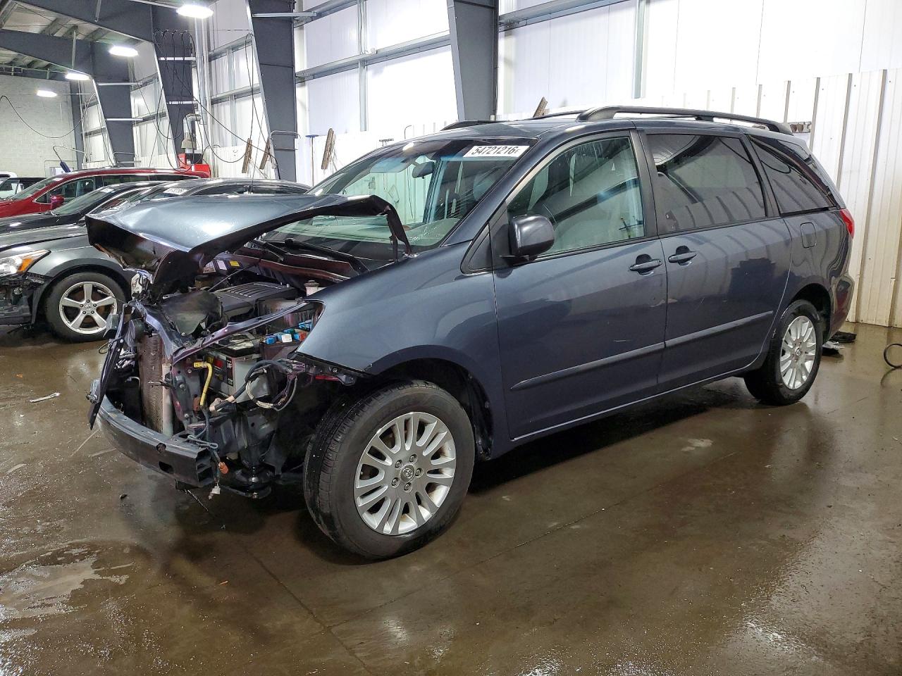 Salvage Toyota Sienna Image
