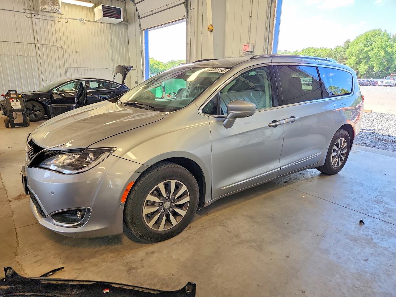 Salvage Chrysler Pacifica Image