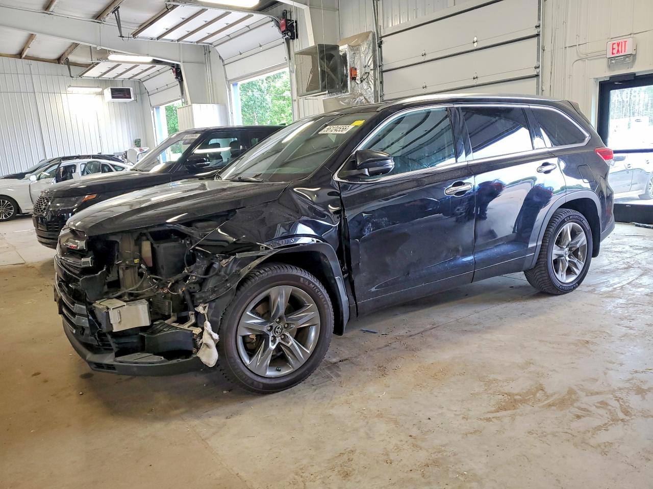 Salvage Toyota Highlander Image