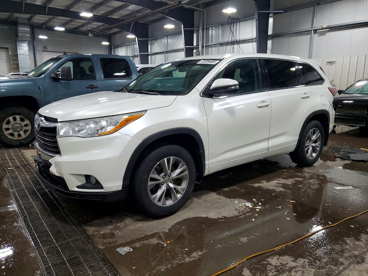 Salvage Toyota Highlander Image