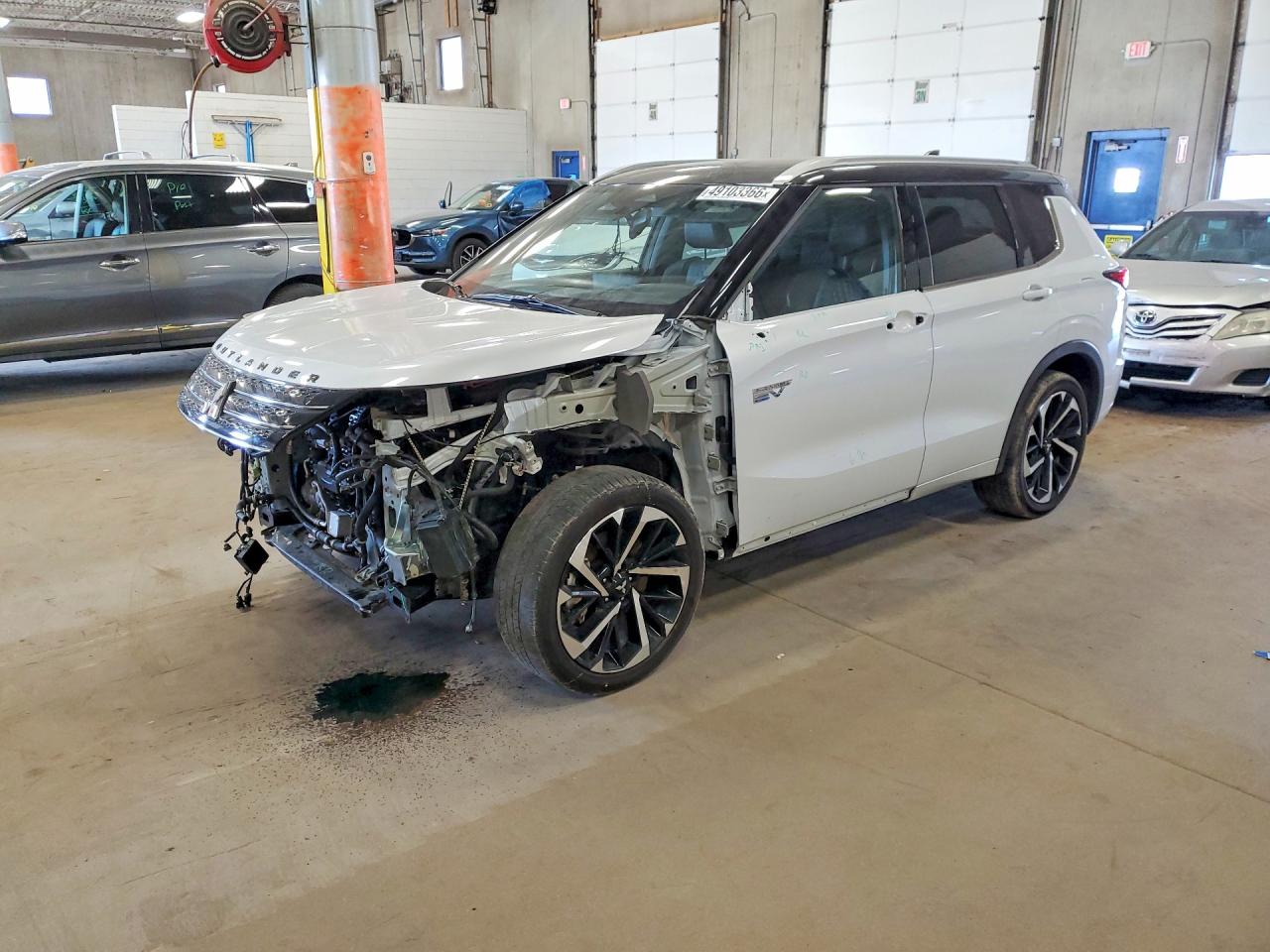 Salvage Mitsubishi Outlander Image
