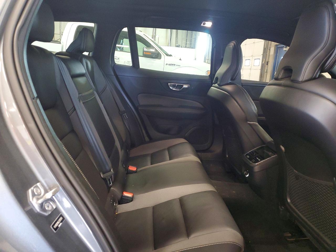 Volvo V60 T5 R-design