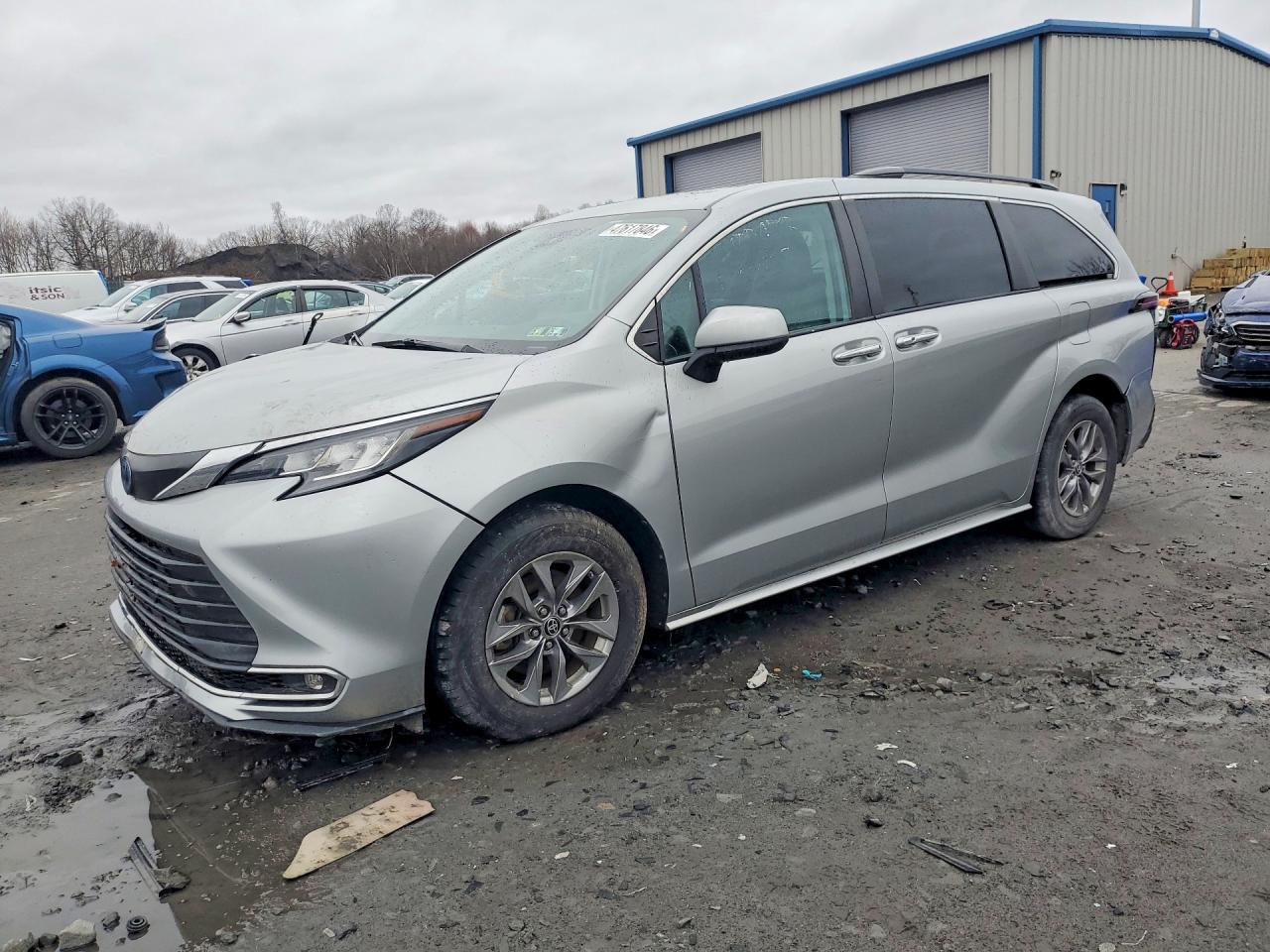 Salvage Toyota Sienna Image