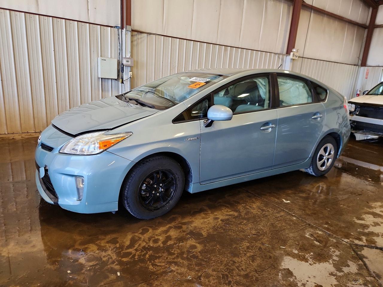 Salvage Toyota Prius Image