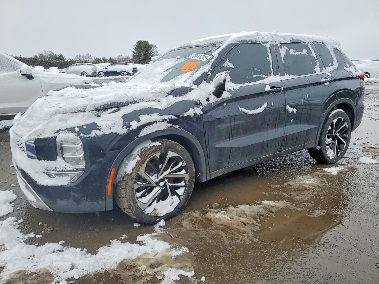 Salvage Mitsubishi Outlander Image