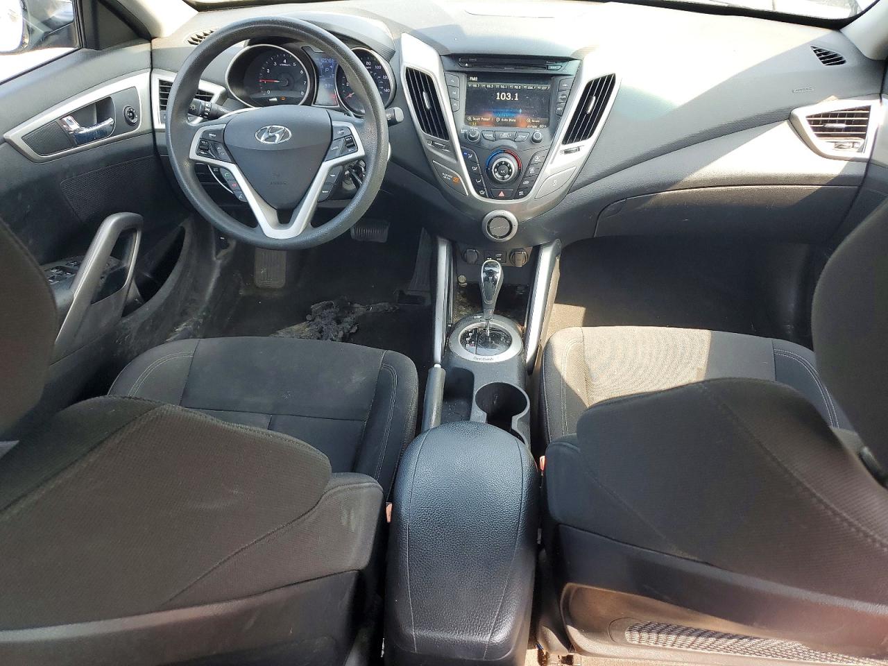 Hyundai VELOSTER Base