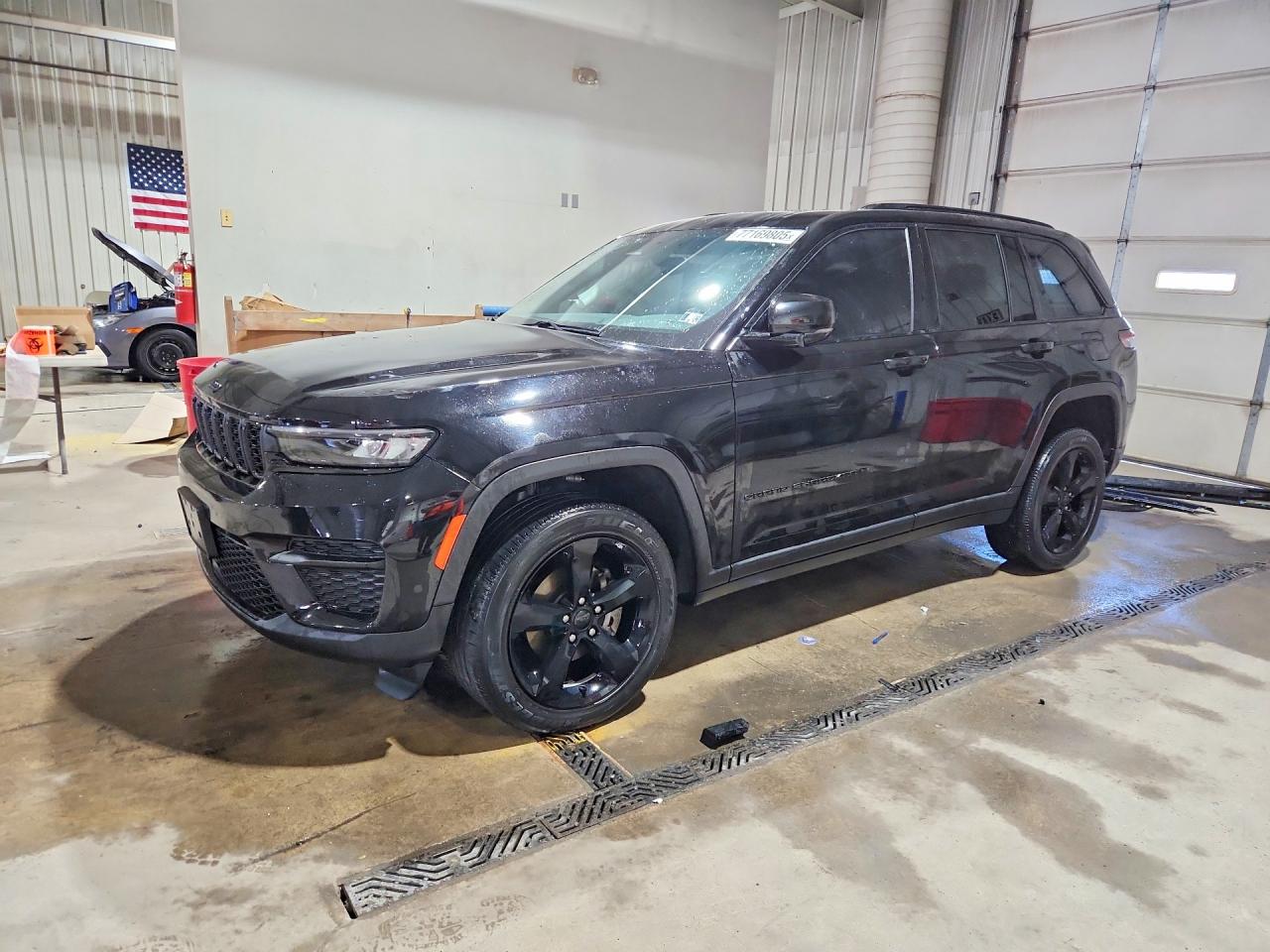Salvage Jeep Cherokee Image