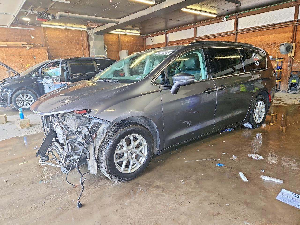 Salvage Chrysler Pacifica Image