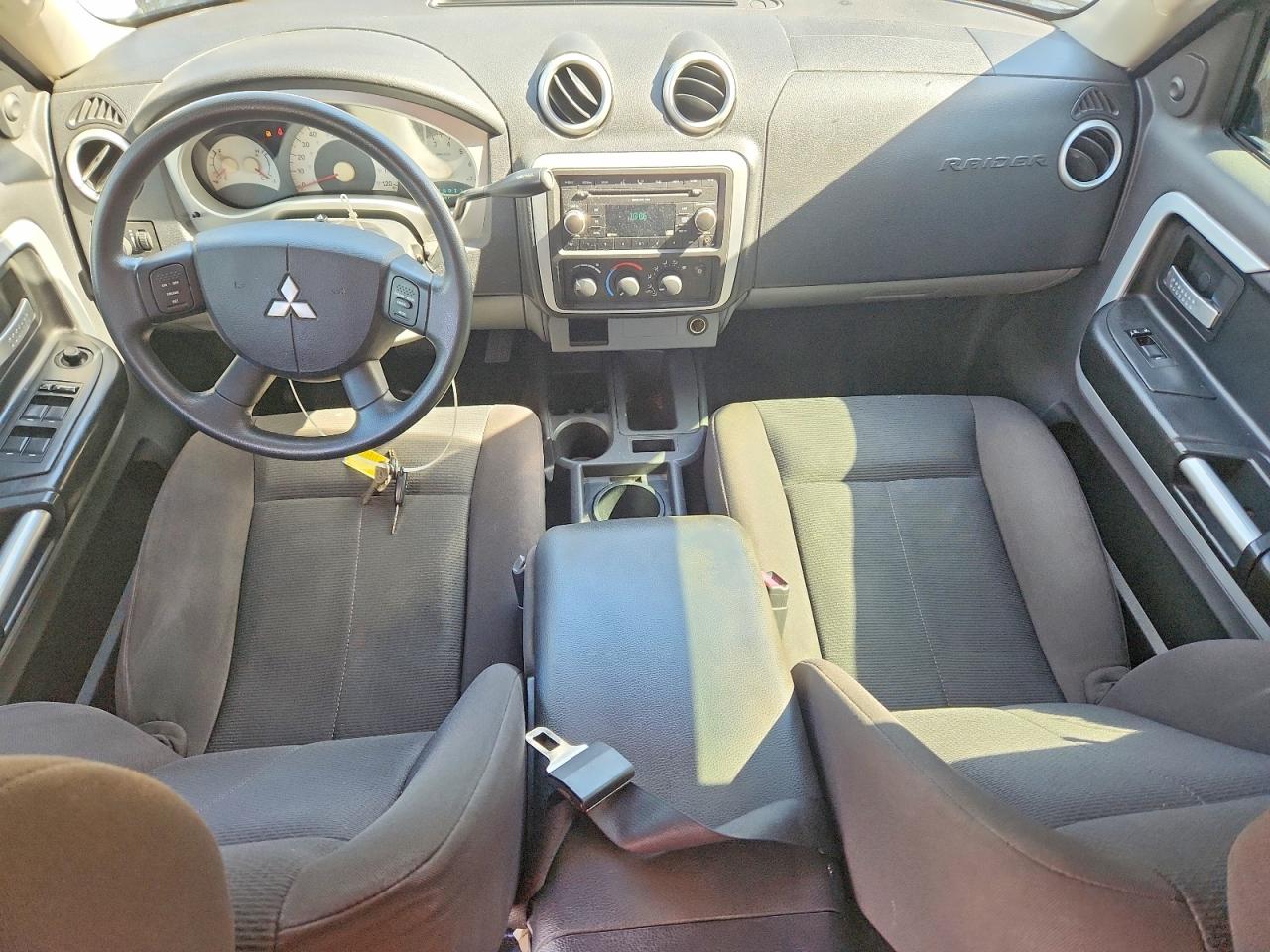 Mitsubishi Raider Ls