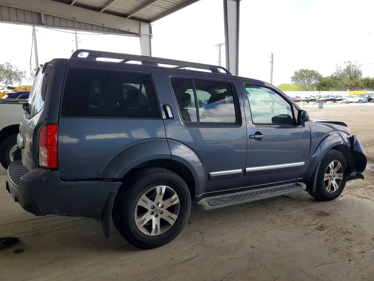 Nissan Pathfinder S