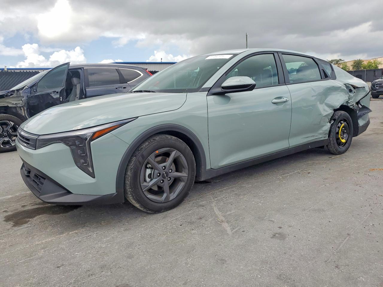 Salvage Kia K4 Image