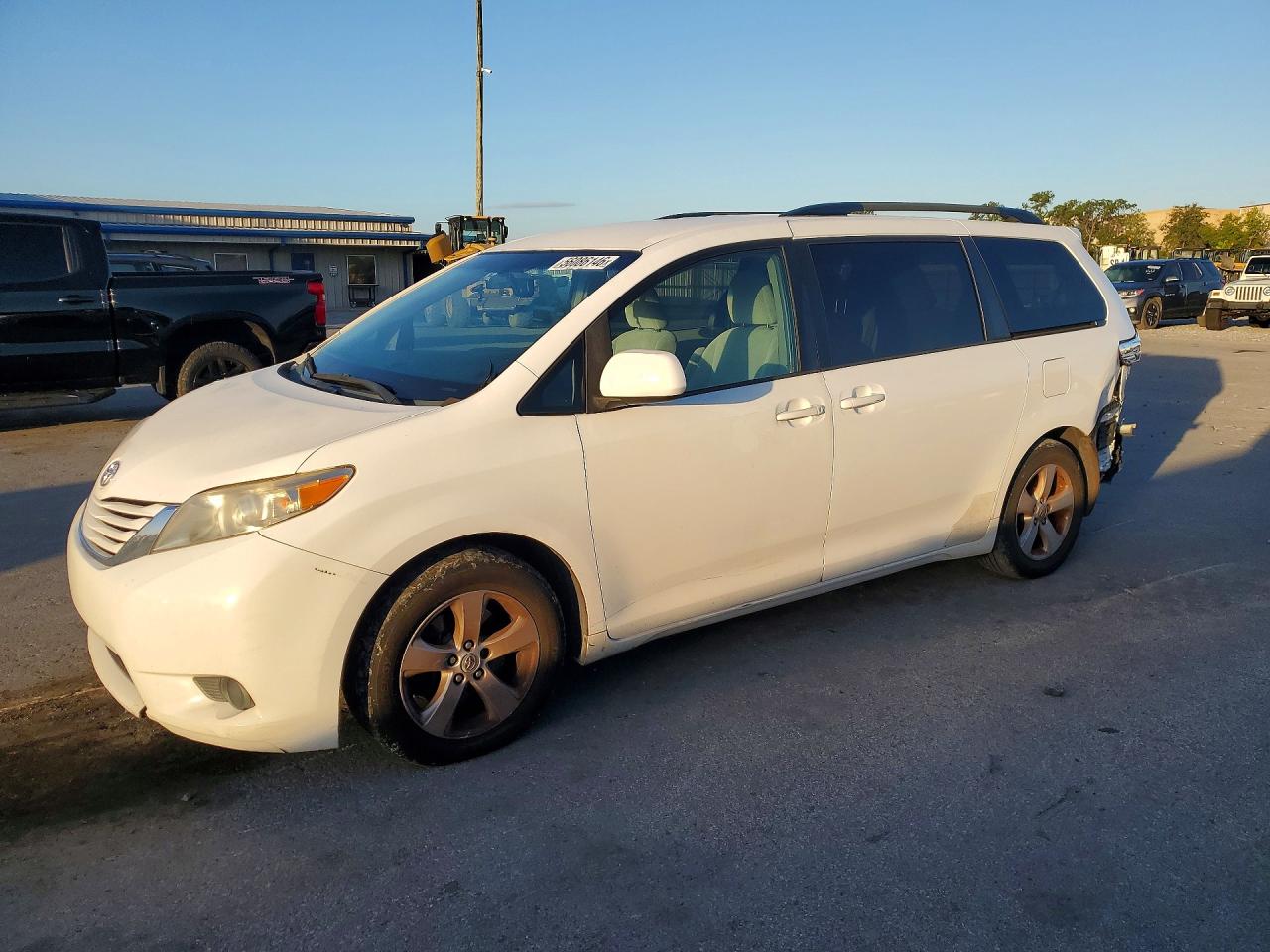 Salvage Toyota Sienna Image