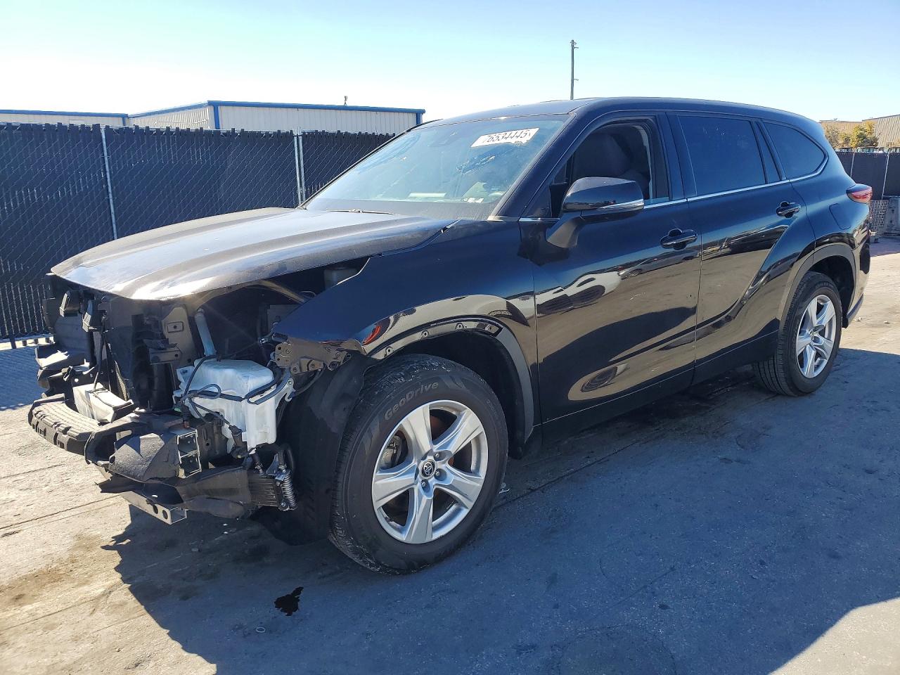 Salvage Toyota Highlander Image