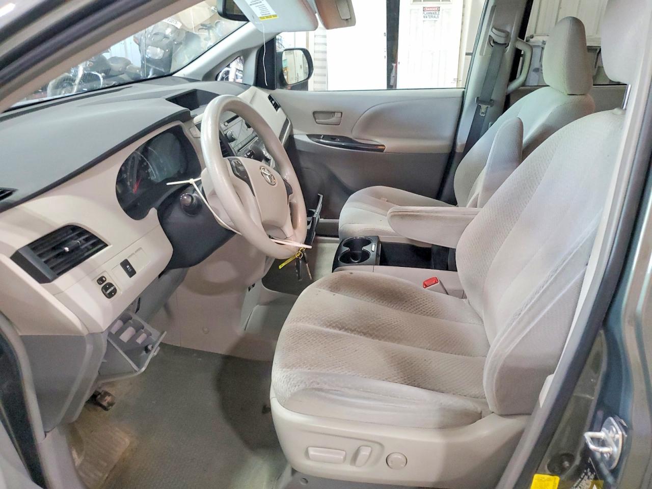 Toyota Sienna Le