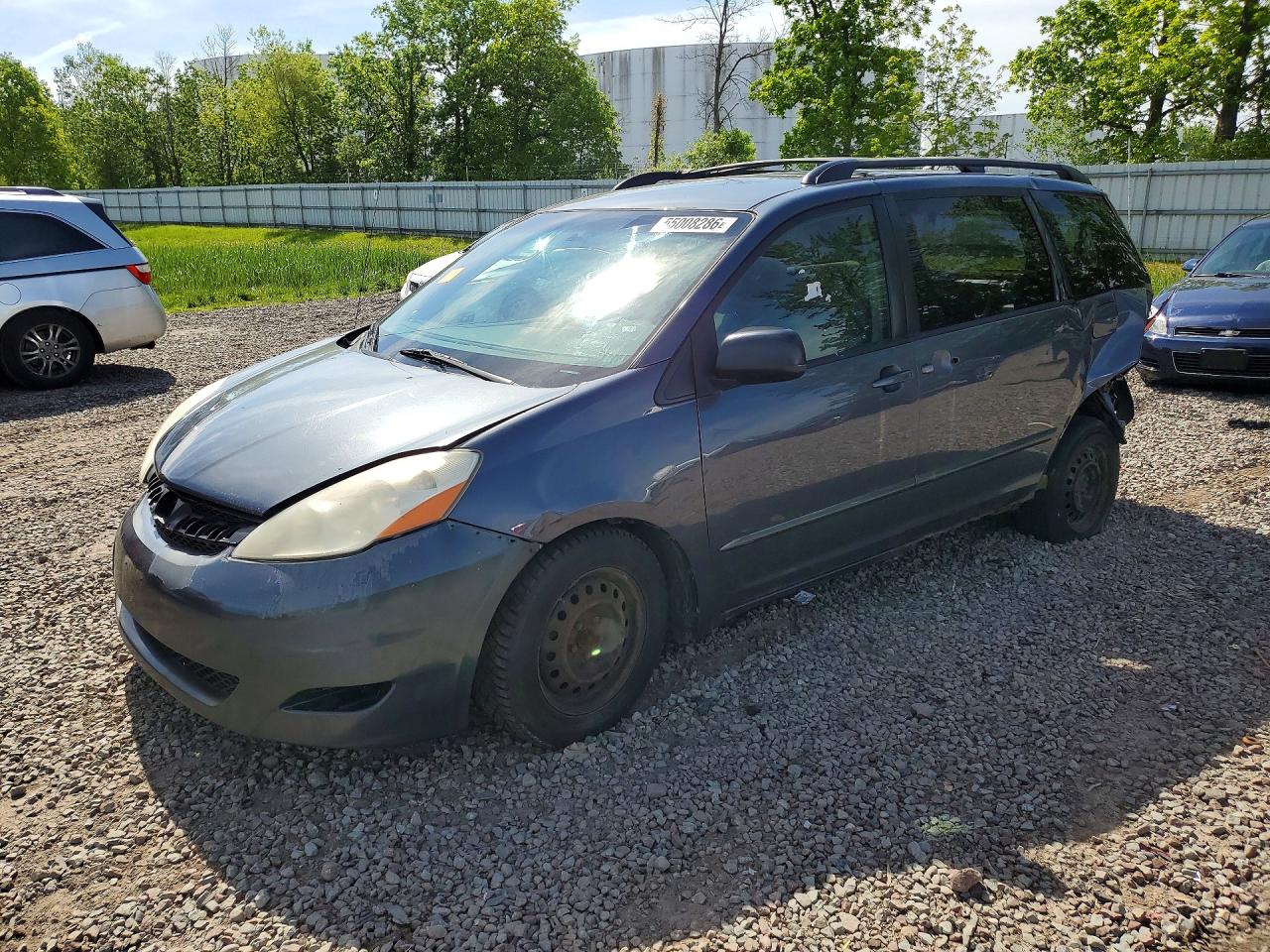 Salvage Toyota Sienna Image