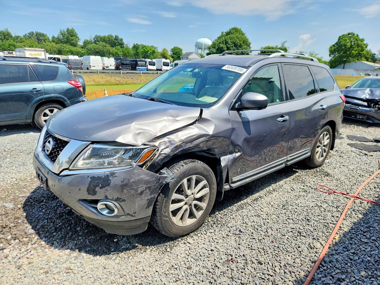Salvage Nissan Pathfinder Image