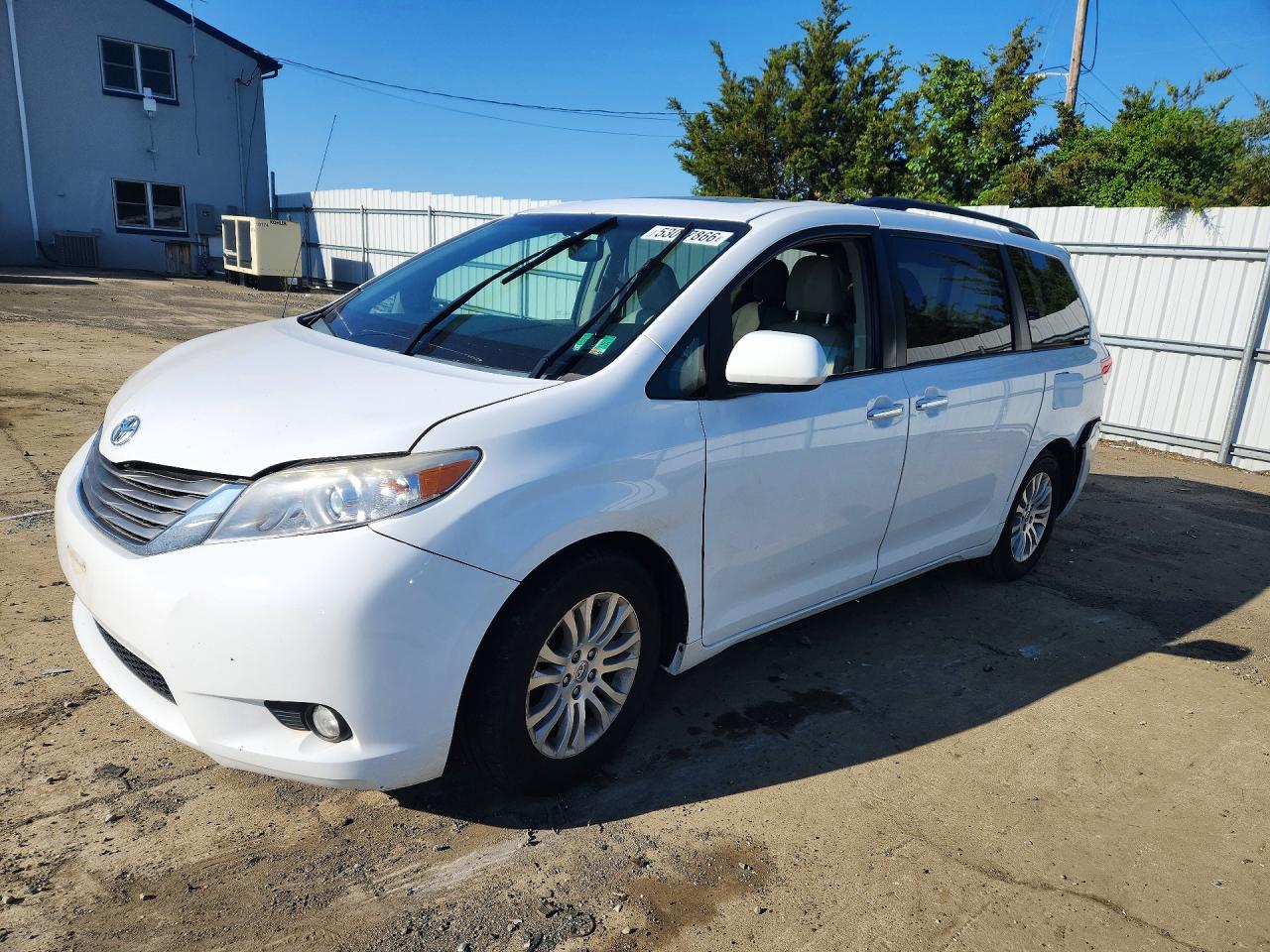 Salvage Toyota Sienna Image