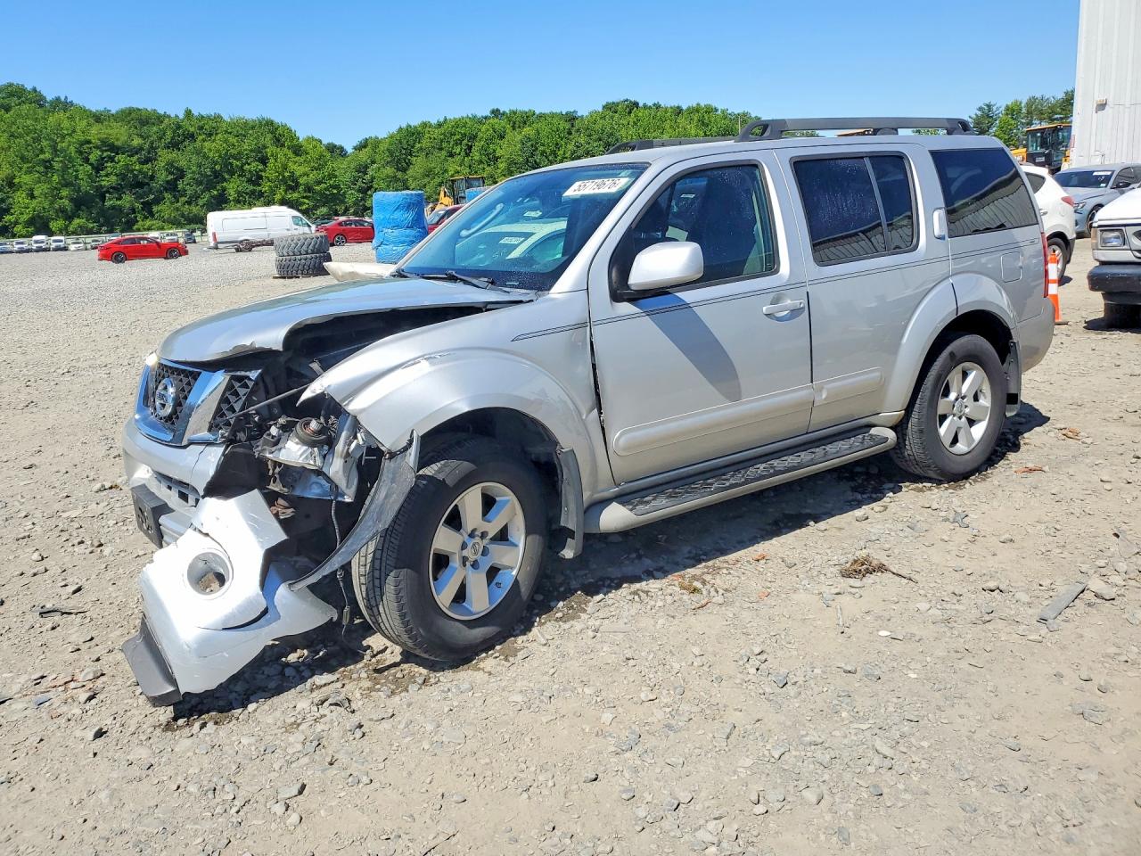 Salvage Nissan Pathfinder Image
