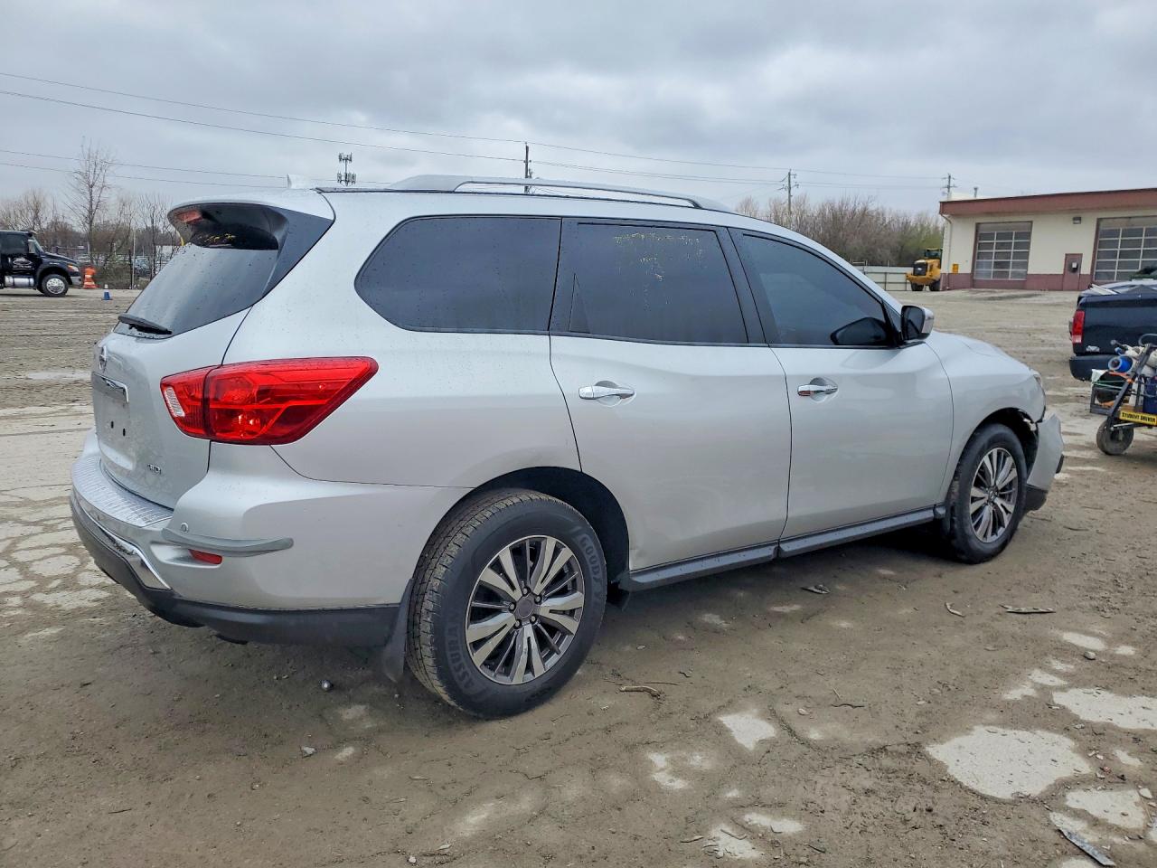 Nissan Pathfinder S