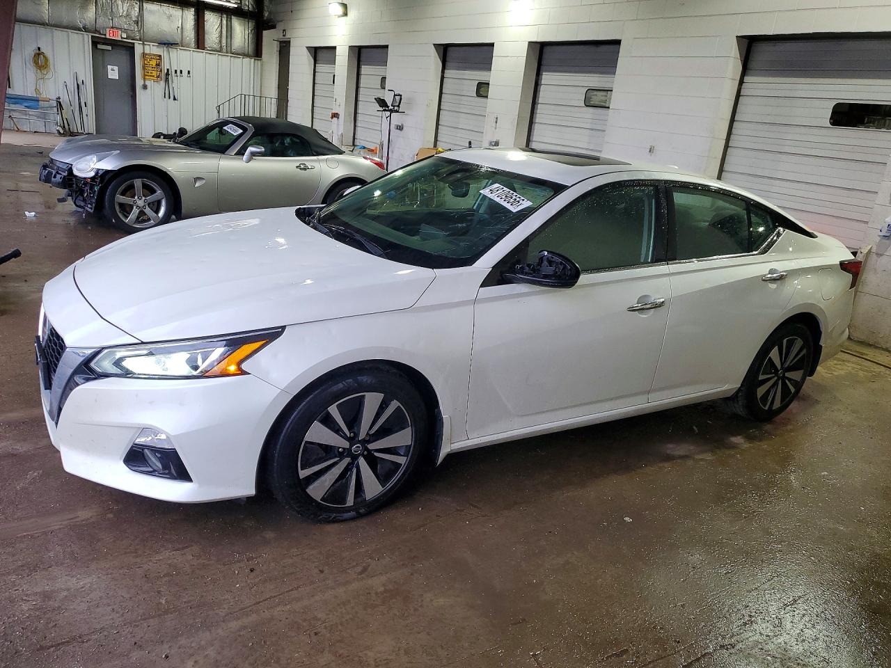 Salvage Nissan Altima Image