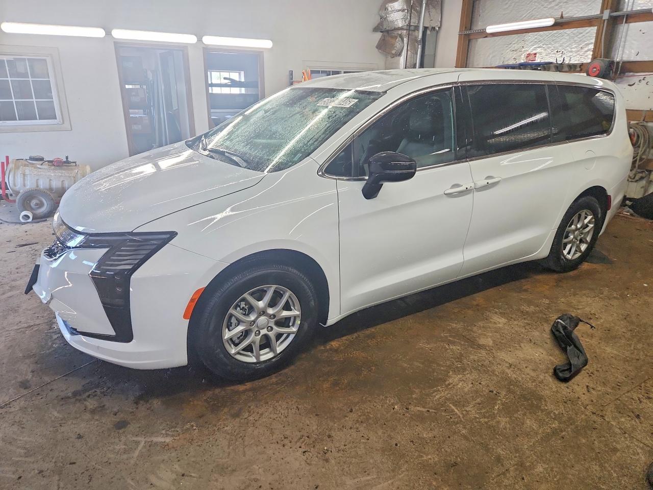 Salvage Chrysler Pacifica Image