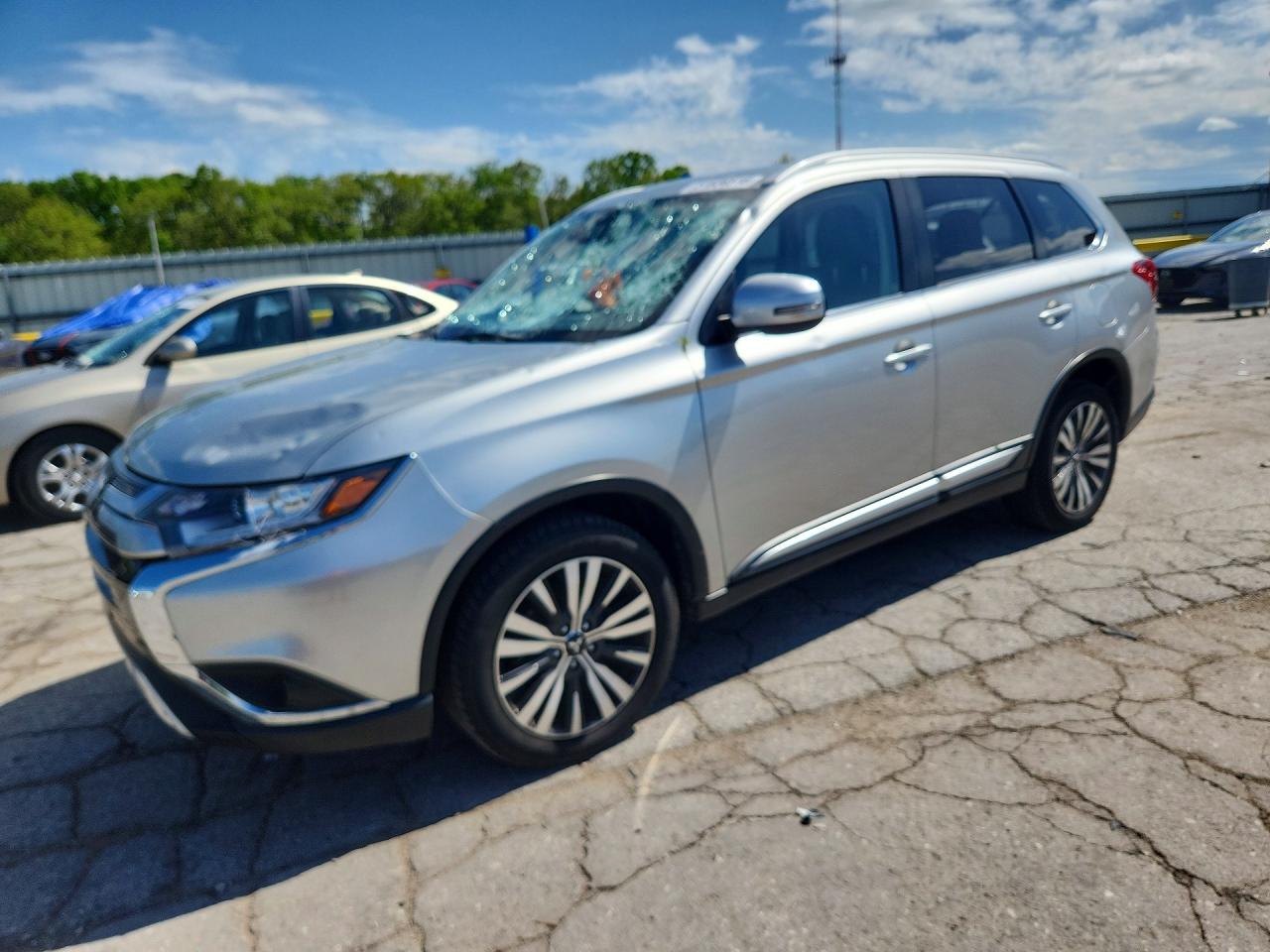 Salvage Mitsubishi Outlander Image