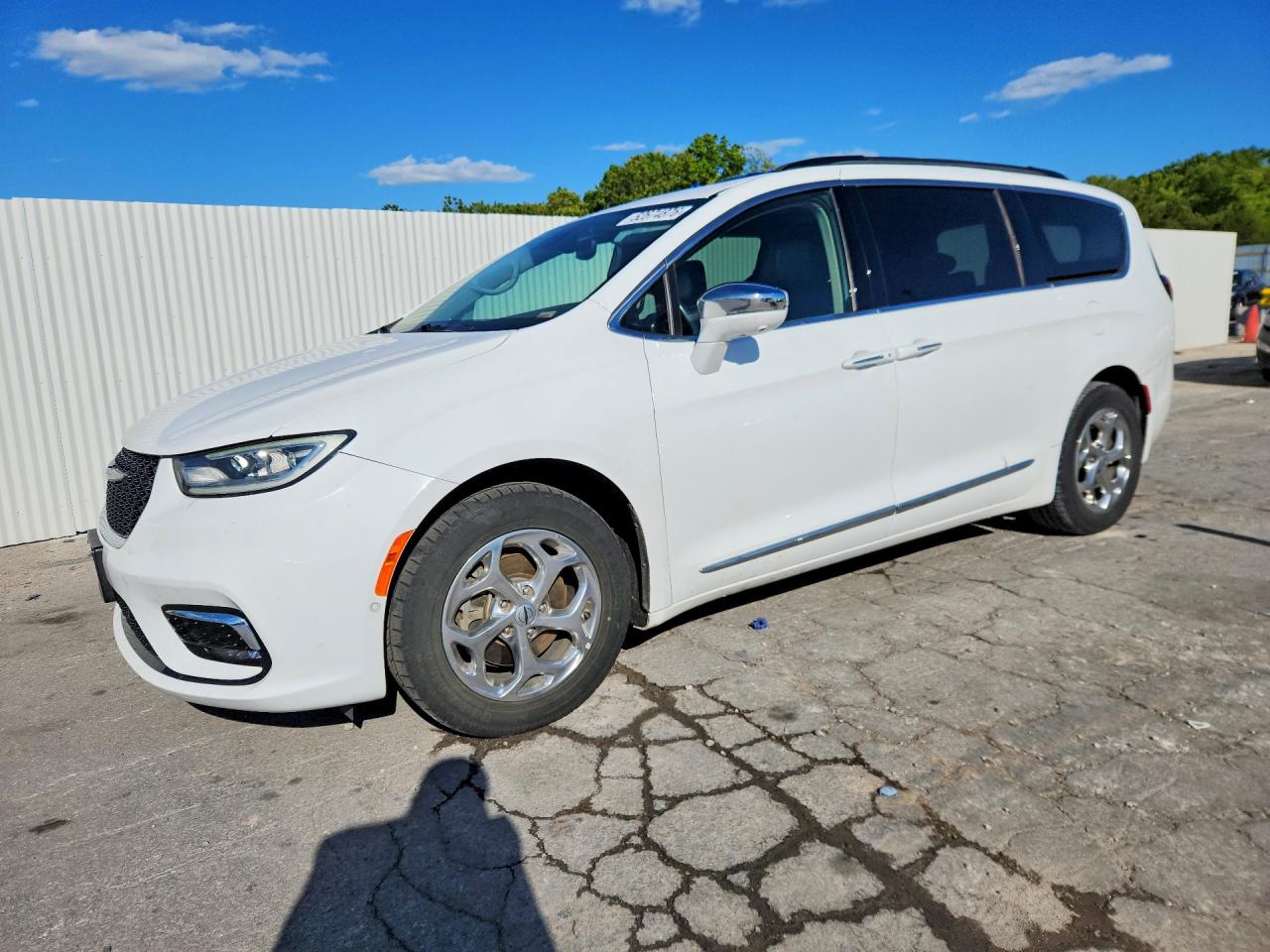 Salvage Chrysler Pacifica Image