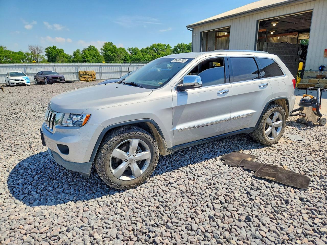 Salvage Jeep Cherokee Image