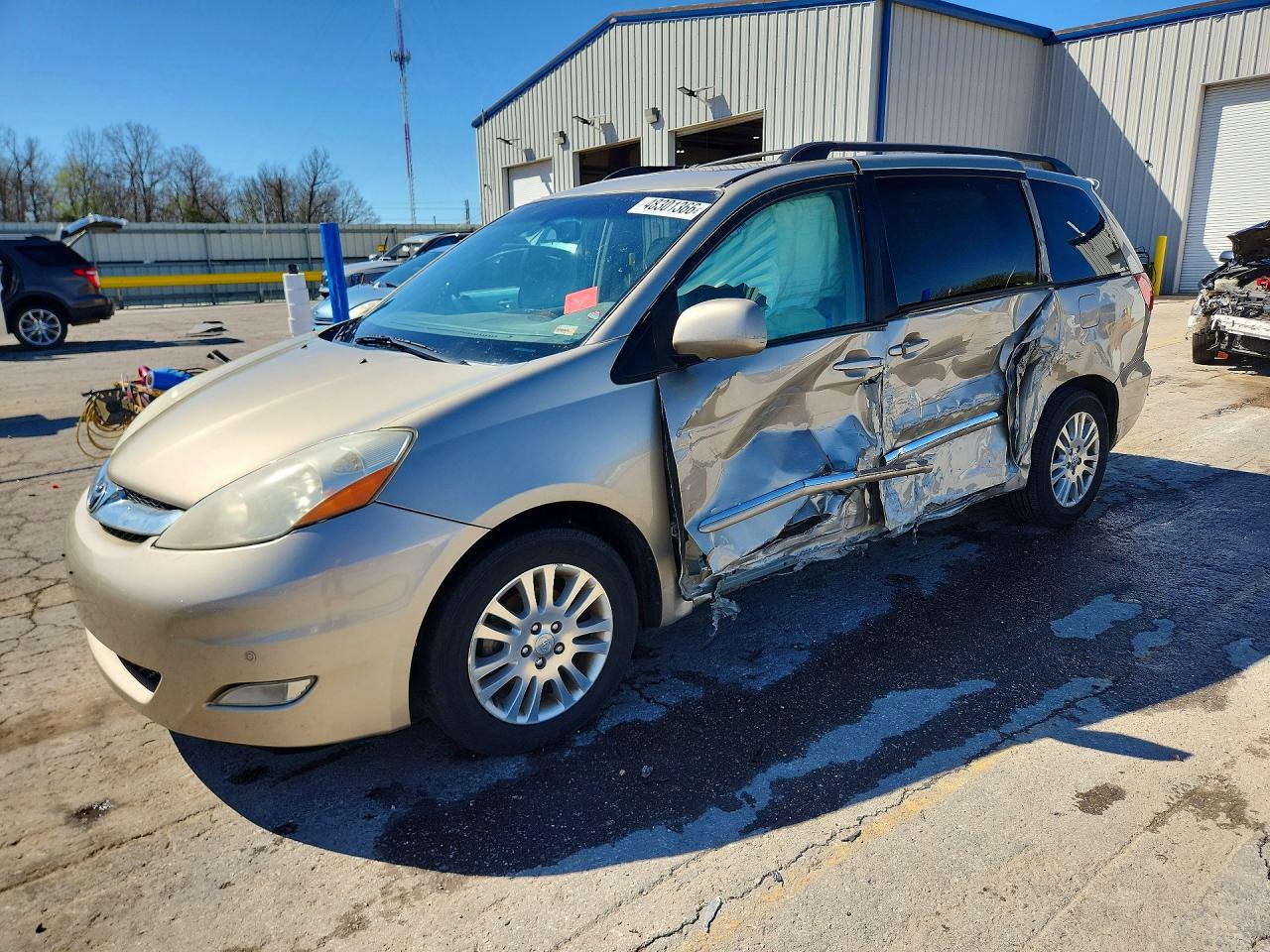 Salvage Toyota Sienna Image