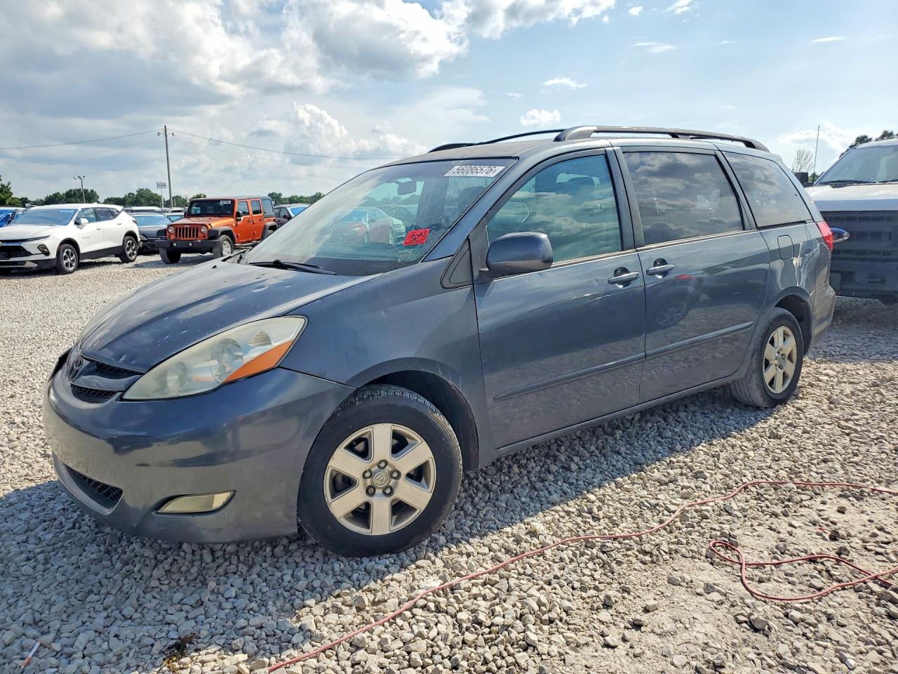 Salvage Toyota Sienna Image