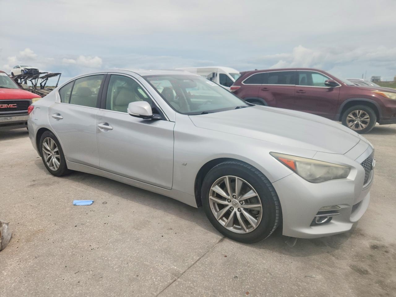 INFINITI Q50 Premium