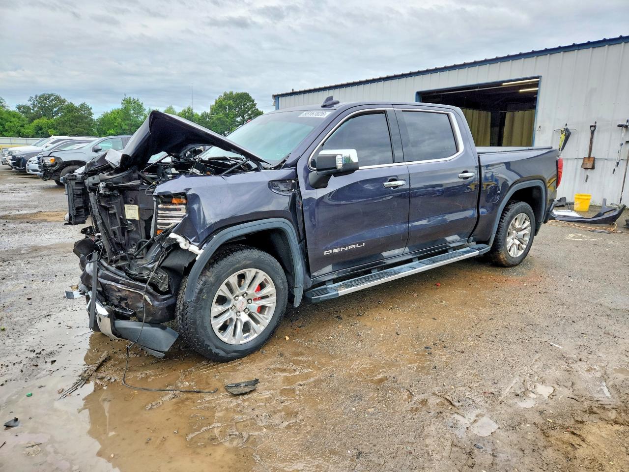 Salvage GMC Sierra Image